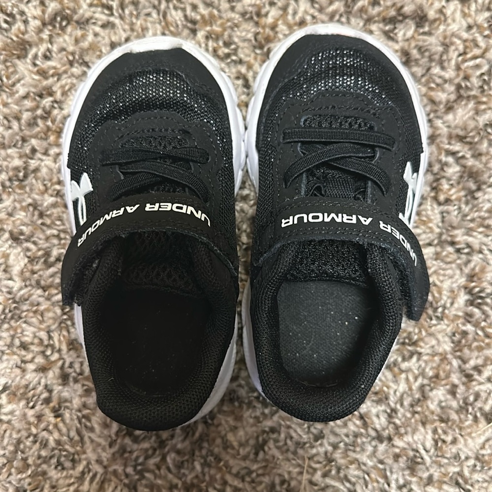 Toddler Under Armour tennis shoes. Size 5.